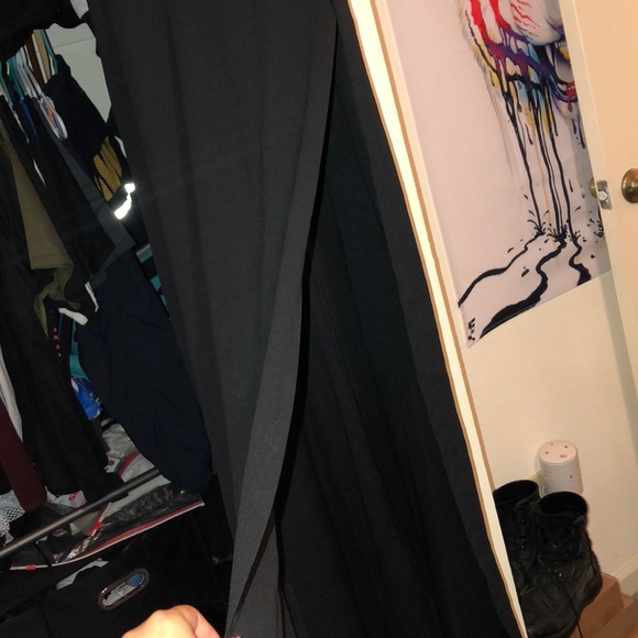 Black gown - Picture 2 of 4